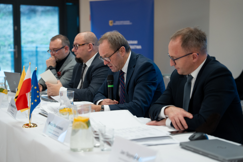 Od lewej: Adam Mikołajczyk - dyrektor  Dep. Rozwoju Regionalnego i Przestrzennego UMWP, Marcin Fuchs - dyrektor departamentu Europejskiego Funduszu Społecznego, Mieczysław Struk - Marszałek Województwa Pomorskiego, Marcin Skwierawski - Wicemarszałek Województwa Pomorskiego