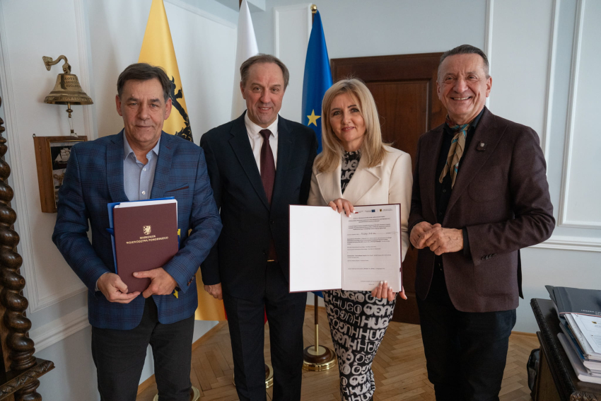 Marszałek Mieczysław Struk i Leszek Bonna z przedstawicielami Gminy Miejskiej Chojnice prezentują podpisaną umowę