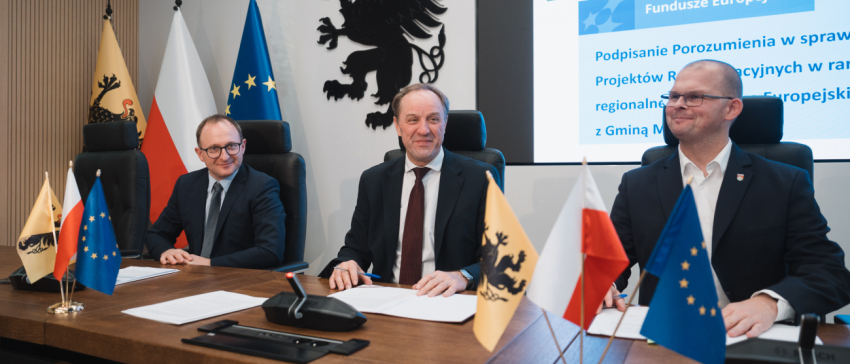 Przy stole prezydialnym podpisują umowę, od lewej: wicemarszałek województwa pomorskiego Marcin Skwierawski, marszałek województwa pomorskiego Mieczysław Struk oraz burmistrz Lęborka Jarosław Litwin