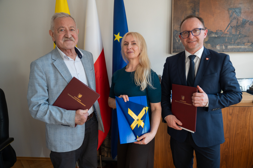 Do zdjęcia z podpisanymi umowami pozują od lewej: Piotra Wittbrodt – Wójt Gminy Łęczyce, SKARBNIK – Anna Ciężkowska-Mruk, oraz wicemarszałek Marcin Skwierawski