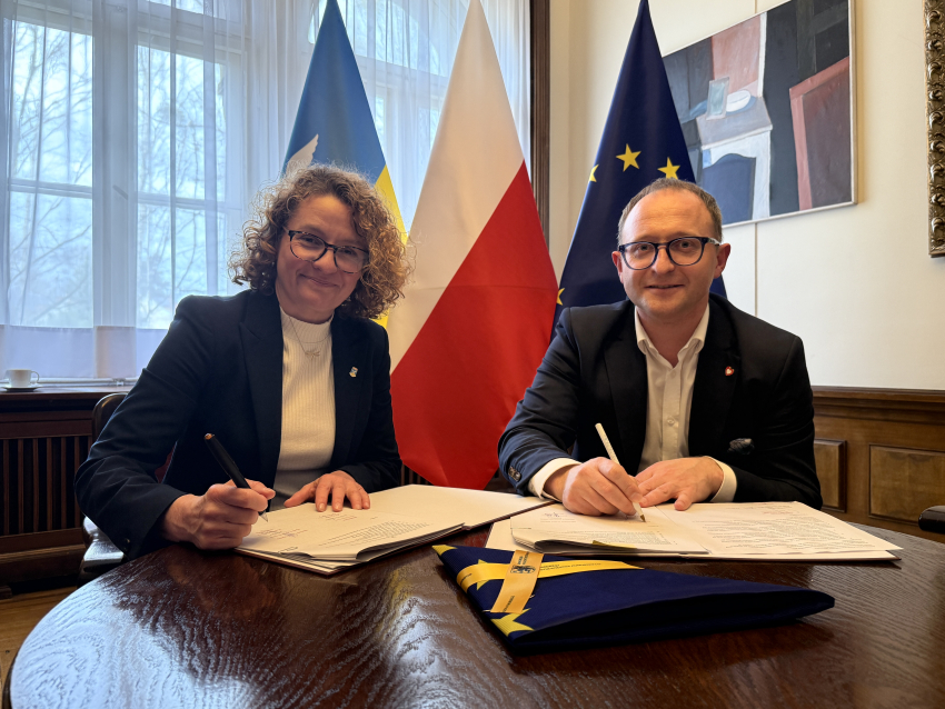 Od lewej: Magdalena Czarzyńska-Jachim - Prezydent Miasta Sopot, oraz Marcin Skwierawski Wicemarszałek Województwa Pomorskiego podpisują umowę o dofinansowanie