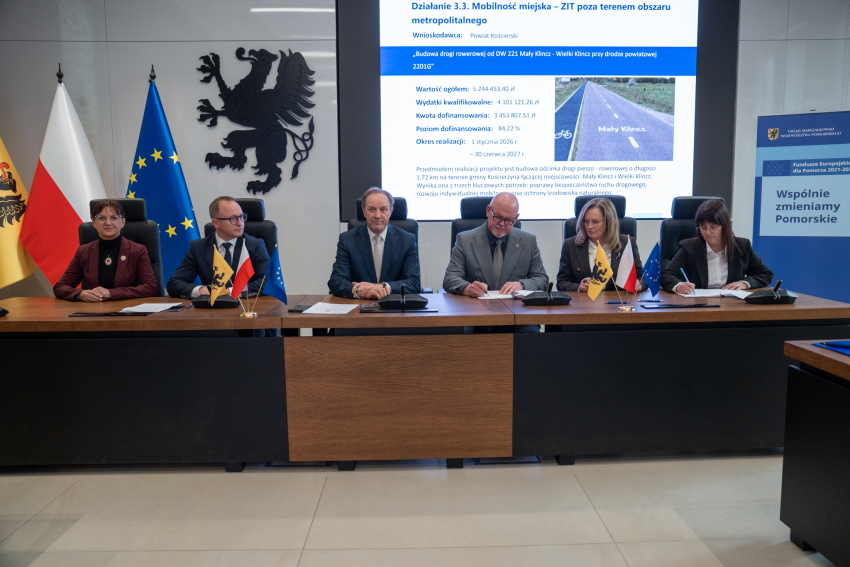 Przy stole prezydialnym zasiada sześciu przedstawicieli lokalnych władz. Wśród nich wicemarszałek Marcin Skwierawski i marszałek Mieczysław Struk