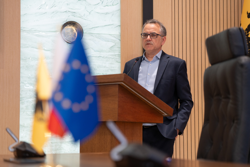 Dyrektor Departamentu Programów Regionalnych Jan Szymański przemawia do zebranych z mównicy i prowadzi spotkanie