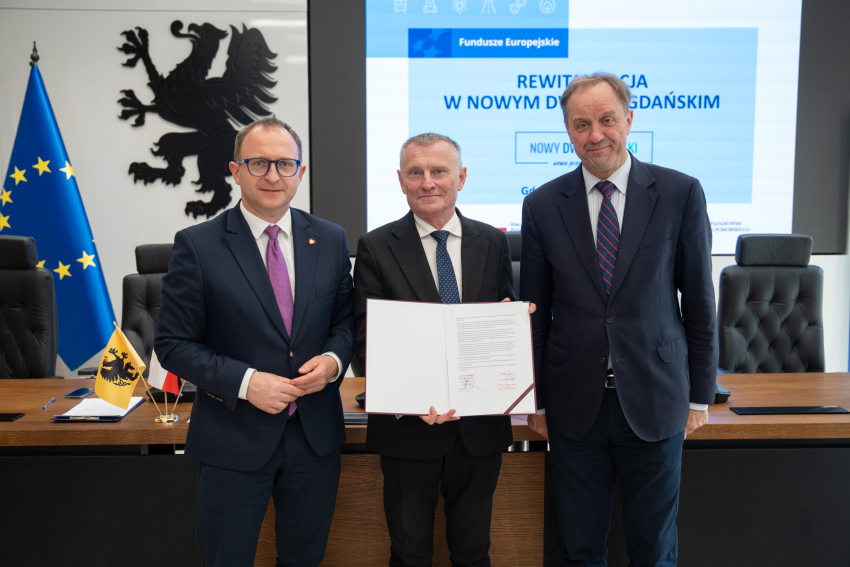 Marszałek Mieczysław Struk, wicemarszałek Marcin Skwierawski oraz przedstawiciel władz regionu pozują do uroczystego zdjęcia z podpisaną umową
