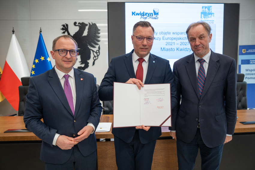 Marszałek Mieczysław Struk, wicemarszałek Marcin Skwierawski oraz przedstawiciel władz regionu pozują do uroczystego zdjęcia z podpisaną umową