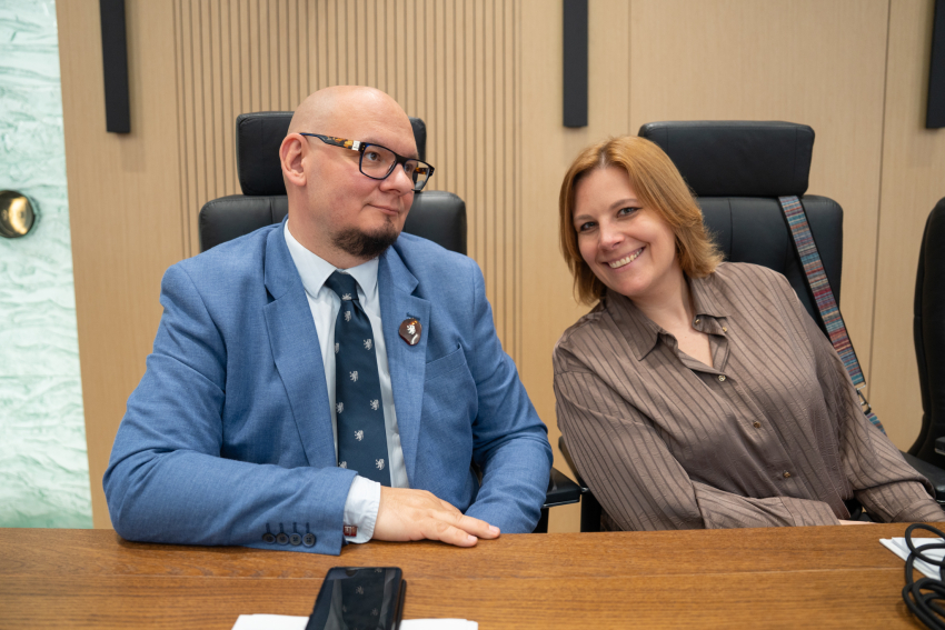 Dyrektor Departamentu Europejskiego Funduszu Społecznego Marcin Fuchs oraz Martyna Sawicka - kierownik w DPR uśmiechają się i pozują do zdjęcia