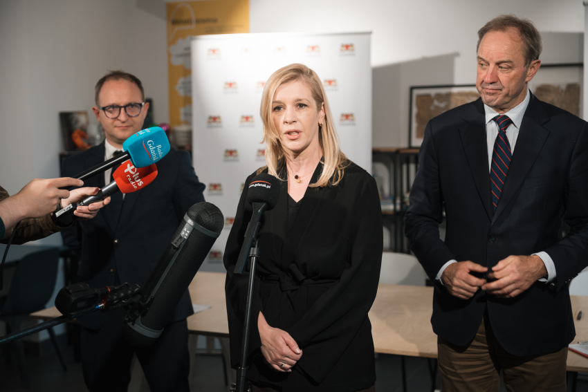 wiceprezydent Gdańska Emilia Lodzińska udziela wywiadu do mikrofonu. Obok stoją wicemarszałek Marcin Skwierawski oraz marszałek Mieczysław Struk