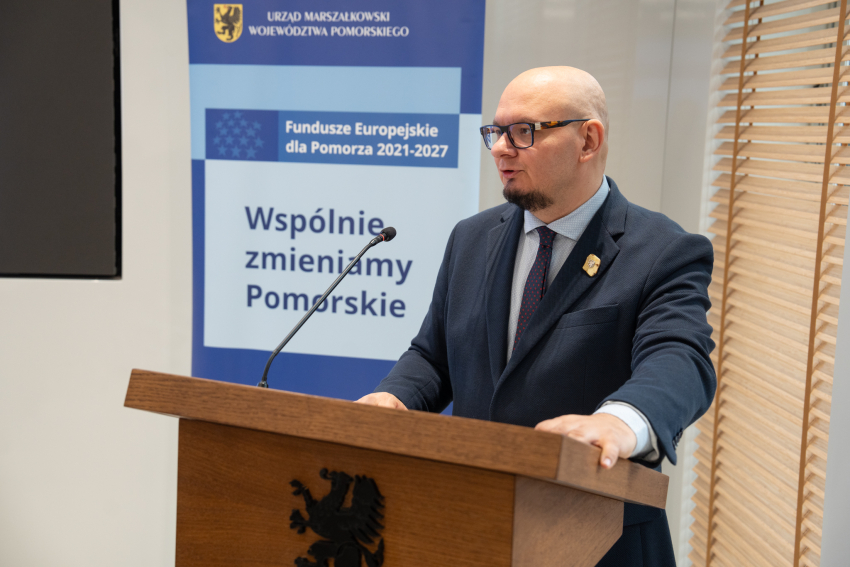 Dyrektor Departamentu Europejskiego Funduszu Społecznego Marcin Fuchs przemawia z mównicy