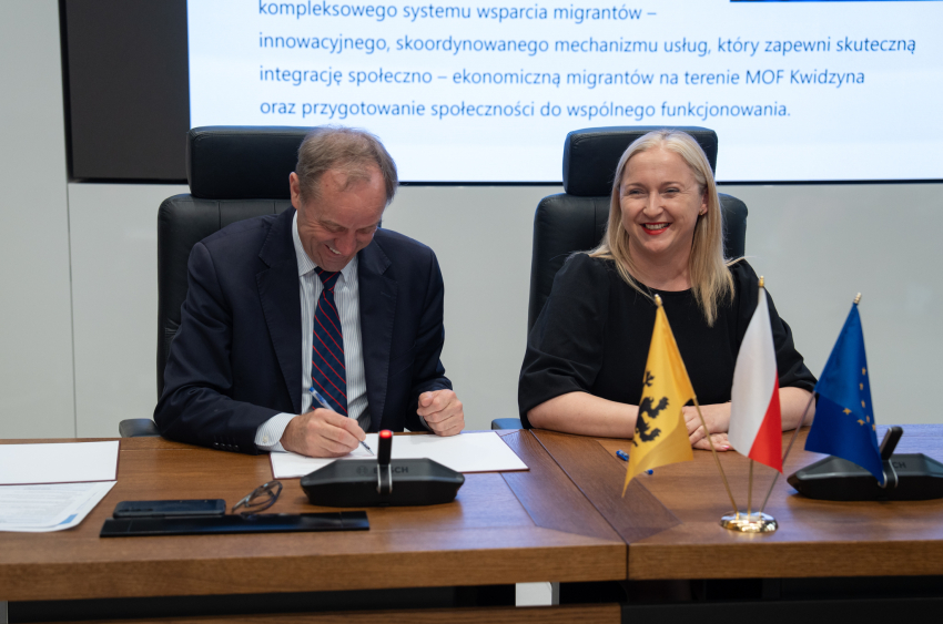 Marszałek Mieczysław Struk oraz Wójt Gminy Gardeja Karolina Nowak podpisują umowe przy stole prezydialnym