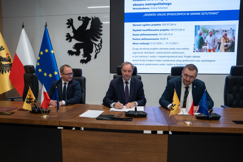 Wicemarszałek Marcin Skwierawski, marszałek Mieczysław Struk oraz przedstawiciel władz regionu podpisują umowe przy stole prezydialnym