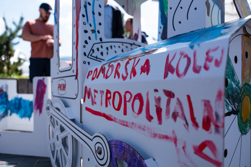 Namalowany odręcznie napis: Pomorska Kolej Metropolitalna