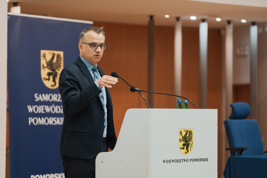 Jan Szymański - dyrektor Departamentu Programów Regionalnych przemawia do zebranych