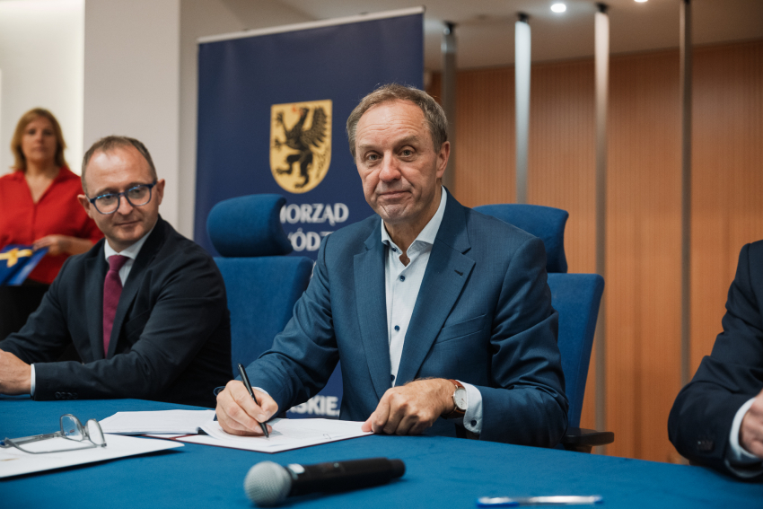 marszałek Mieczysław Struk i wicemarszałek Marcin Skwierawski podpisują umowy o dofinansowanie przy stole prezydialnym