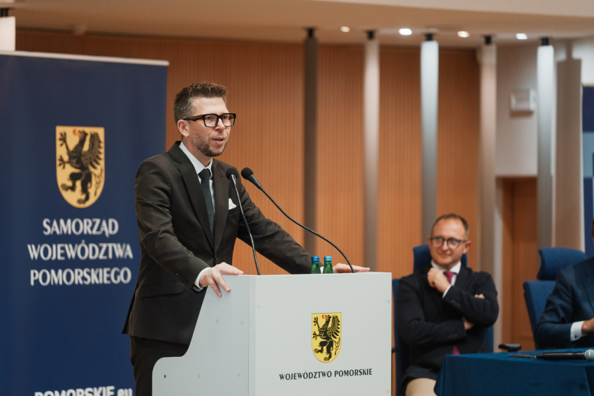 Przedstawiciel ZIT przemawia do zebranych z mównicy