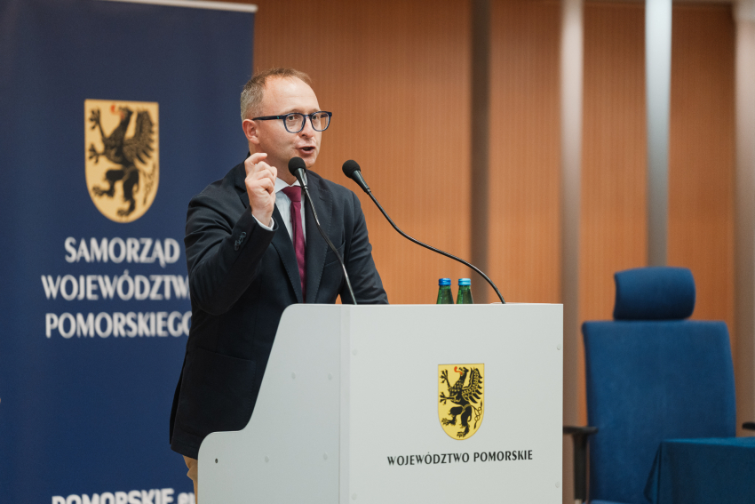 wicemarszałek Marcin Skwierawski przemawia do zebranych z mównicy