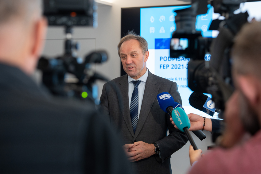 Na zdjęciu uczestnicy uroczystości podpisujący umowy