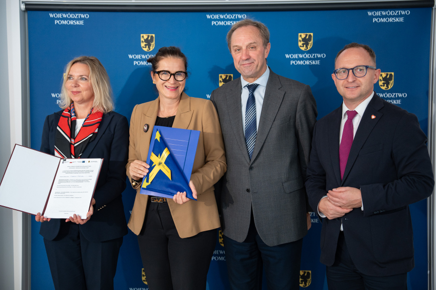 Na zdjęciu uczestnicy uroczystości podpisujący umowy