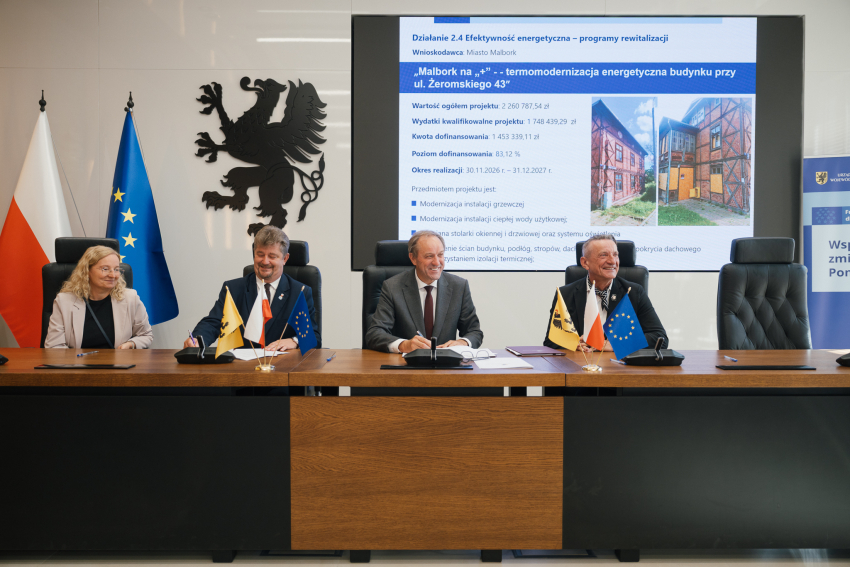 marszałek Mieczysław Struk, wicemarszałek Leszek Bonna oraz dwie inne osoby podpisują umowę o dofinansowanie przy stole prezydialnym