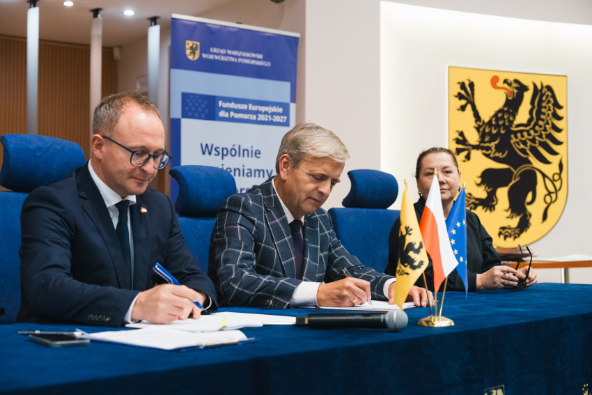Marszałek Marcin Skwierawski oraz przedstawiciele beneficjentów podczas uroczystego podpisywania umów w siedzibie UMWP