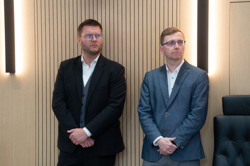 Dwóch pracowników Departamentu Programów Regionalnych UMWP: Dominik Skonieczny i Bartosz Gappa przysłuchują sie wypowiedzi marszałka
