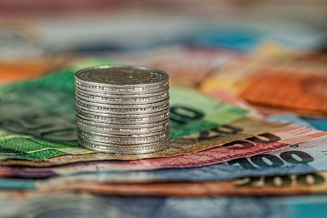 grafika promocyjna przedstawiająca banknoty i monety 