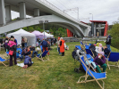 Uczestnicy Pikniku na tle przystanku PKM Gdańsk Niedźwiednik