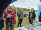 Uczestnicy Pikniku na tle namiotów