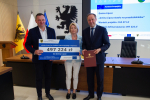 Marszałek i przedstawilciele gminy trzmaja czek informujący o dofinansowaniu