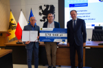 Marszałek i przedstawilciele gminy trzmaja czek informujący o dofinansowaniu