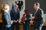 Cztery osoby z uroczysta umową
