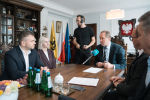 Przy stole siedzi pięciu uczestników wydarzenia: wójt gminy Chmielno Michał Melibruda, marszałek Mieczysław Struk, wicemarszałek Marcin Skwierawski. Widać również mężczyznę z mikrofonem z Radia Gdańsk