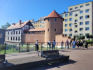 Zabudowa miejska, na środku średniowieczna baszta