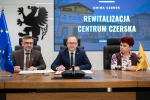 Od lewej: Daniel Szpręga - burmistrz Czerska, wicemarszałek województwa pomorskiego Marcin Skwierawski oraz Wiesława Modrzejewska - Skarbnik Czerska