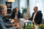 wiceprezes Copernicus Podmiot Leczniczy Sp. z o.o. siedzi przy stole i rozmawia z przedstawicielami urzędu marszałkowskiego