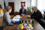 Mieczysław Struk, Ryszard Kasyna i Agnieszka Surudo, z-ca dyrektora Departamentu Programów Regionalnych Urzędu Marszałkowskiego siedzą przy stole podczas podpisania umów