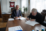 Mieczysław Struk i Ryszard Kasyna podczas podpisania umowy