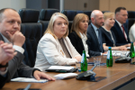 Przedstawiciele władz regionu siedzą i przysłuchują się prezentacji