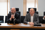 Dwóchl przedstawicieli władz regionu siedzą i przysłuchują się prezentacji