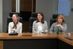 Pracownice merytoryczne urzędu marszałkowskiego; Aleksandra Luter, Agnieszka Parkot oraz Magdalena Kaniewska siedzą przy stole i przysłuchują się prezentacji na temat rewitalizacji
