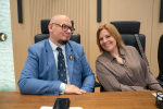 Dyrektor Departamentu Europejskiego Funduszu Społecznego Marcin Fuchs oraz Martyna Sawicka - kierownik w DPR uśmiechają się i pozują do zdjęcia