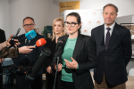 prezydent Gdańska Aleksandra Dulkiewicz udziela wywiadu do mikrofonu. Obok stoją wicemarszałek Marcin Skwierawski oraz marszałek Mieczysław Struk