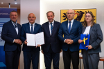 Pięć osób prezentuje podpisaną umowę
