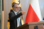 dyrektor departamentu programów regionalnych Jan Szymański przemawia do zebranych z mównicy