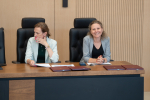 Agnieszka Surudo - zastępca dyrektora DPR oraz Kinga Dziewiątkowska-Seroka kierownik referatu realizacji projektów uśmiechają się podczas prezentacji