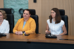 trzy kobiety przysłuchują się prezentacji