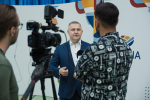 Burmistrz Rumi Michał Pasieczny udziela wywiadu dla TVP Gdańsk