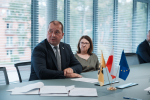 wójt gminy Szemud Ryszard Kalkowski oraz skarbnik gminy Szemud Teresa Pustelnik siedzą przy stole
