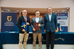 marszałkowie oraz przedstawiciel lokalnych władz pozują do zdjęcia z umową i flagą UE