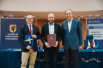 marszałkowie oraz przedstawiciel lokalnych władz pozują do zdjęcia z umową i flagą UE