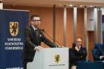 Przedstawiciel ZIT przemawia do zebranych z mównicy